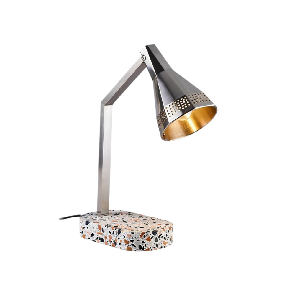 Moderne bureaulamp met metalen kap en terrazzo voet